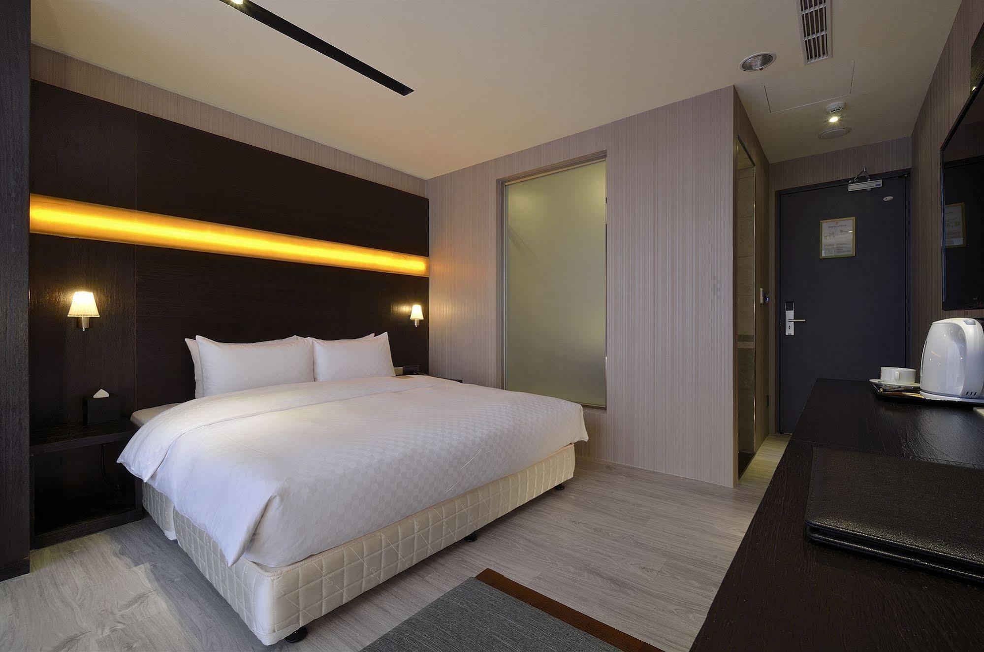 Hotel Cube Đài Trung Ngoại thất bức ảnh
