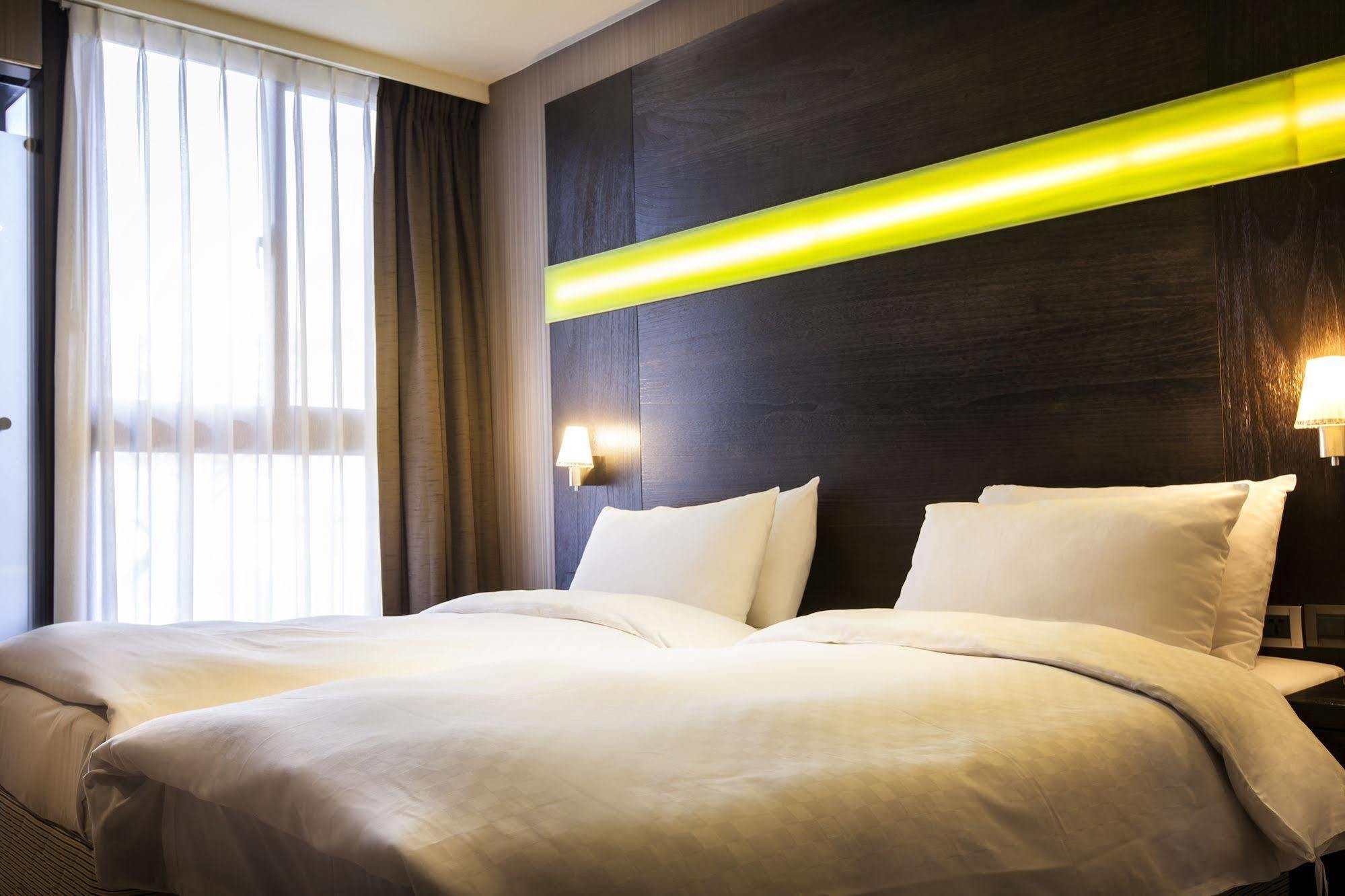 Hotel Cube Đài Trung Ngoại thất bức ảnh