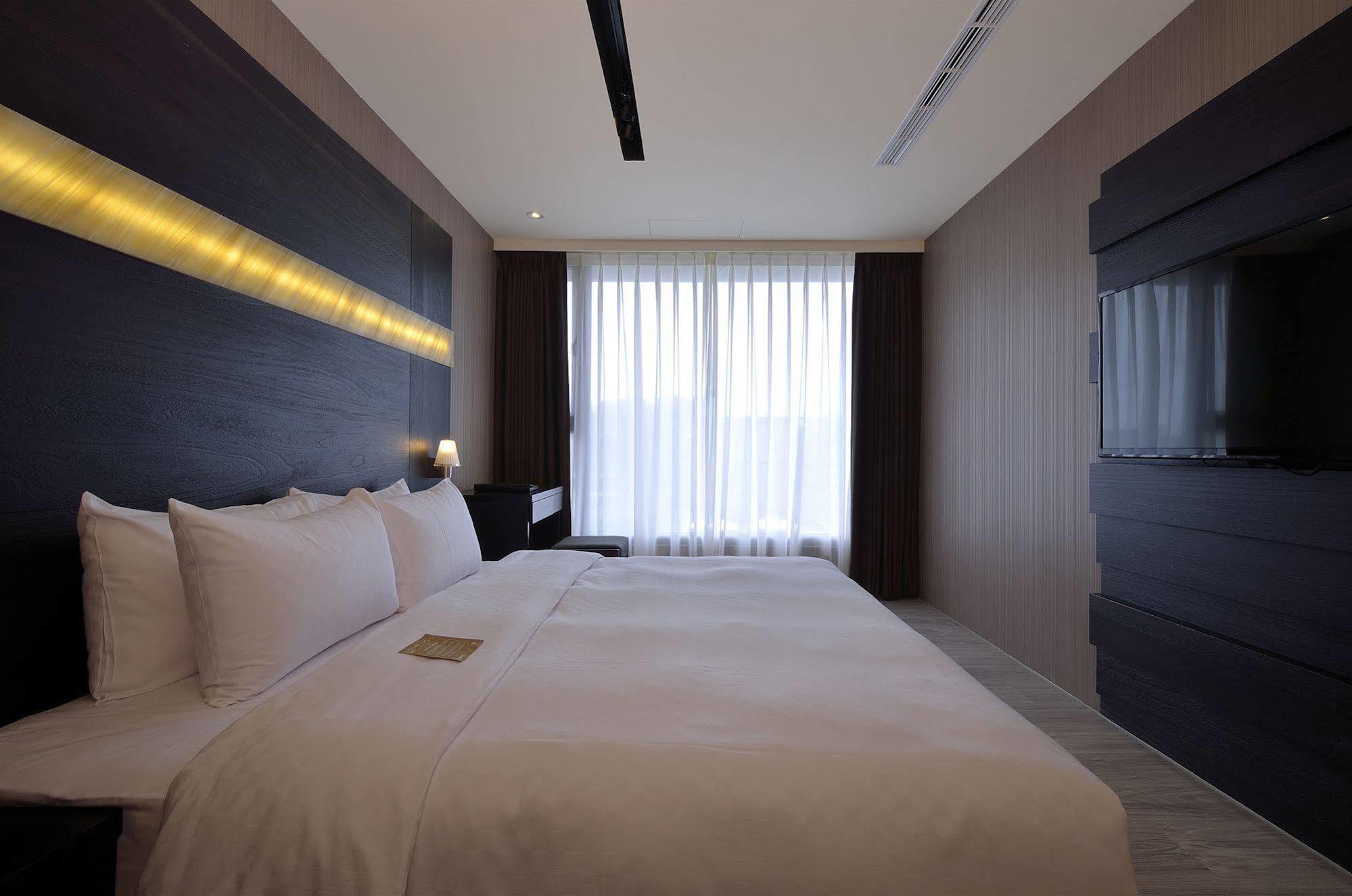 Hotel Cube Đài Trung Ngoại thất bức ảnh