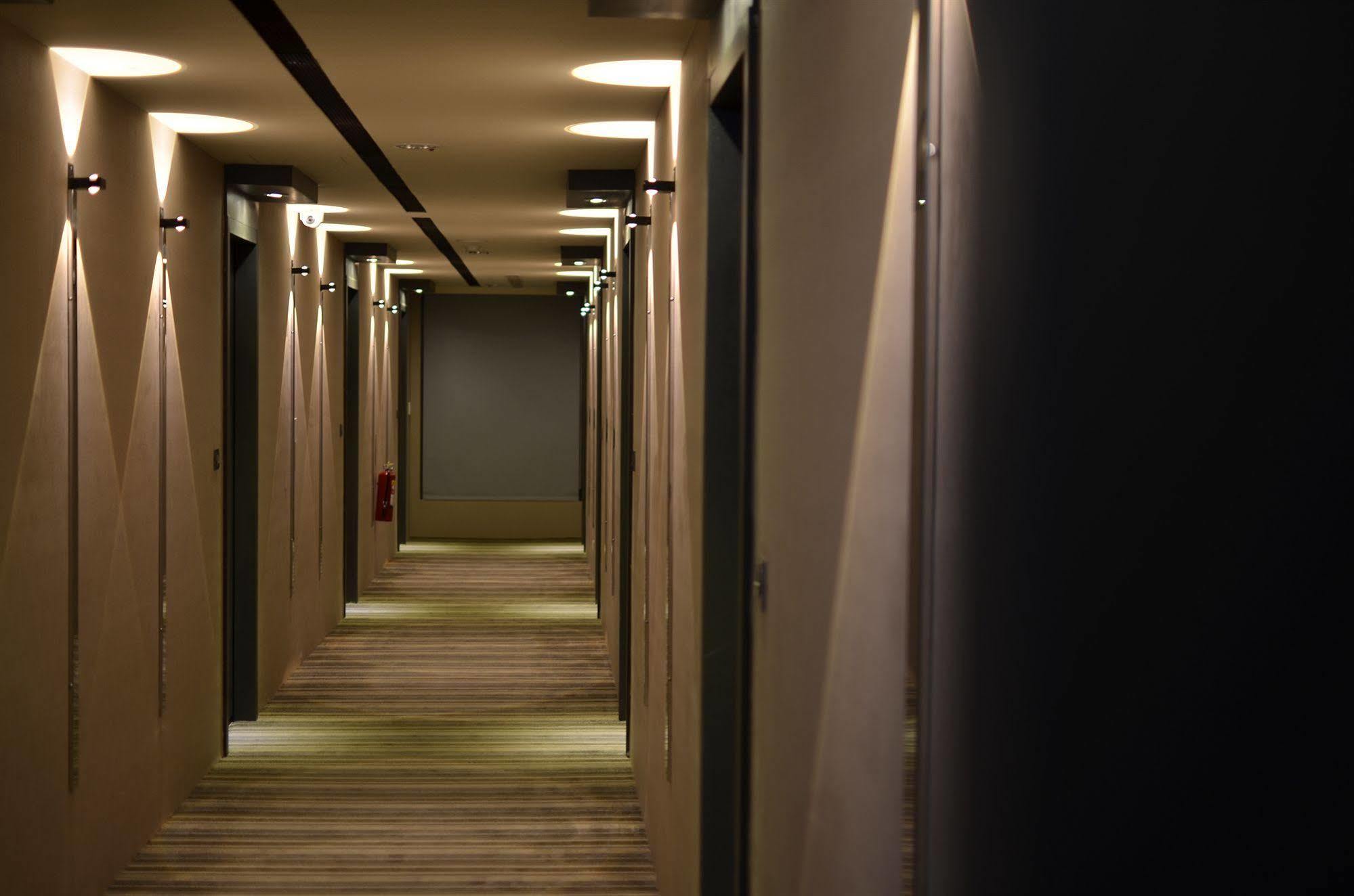 Hotel Cube Đài Trung Ngoại thất bức ảnh